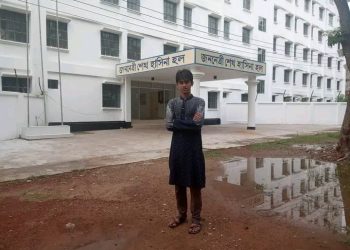 আমার চোখে যখন রড ঢোকানো হচ্ছিল, শিবির নেতারা তখন হাসিনা হলের সামনে ছবি তুলছিল।